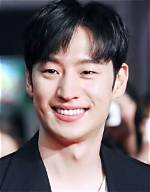 Unveiling the Mystery: Is Lee Je Hoon in a Relationship?